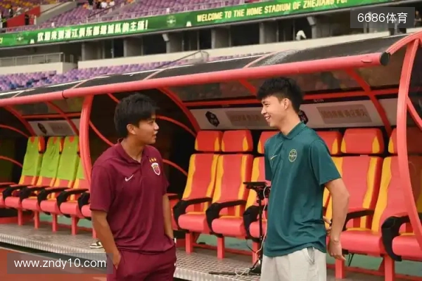 哥俩好!王钰栋评论蒯纪闻社媒 真帅兄弟;后者回复 你不在太孤单