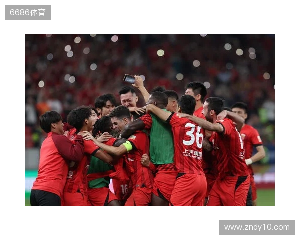 三连冠！上海海港加冕2025赛季中超冠军，摘下队史中超第四星